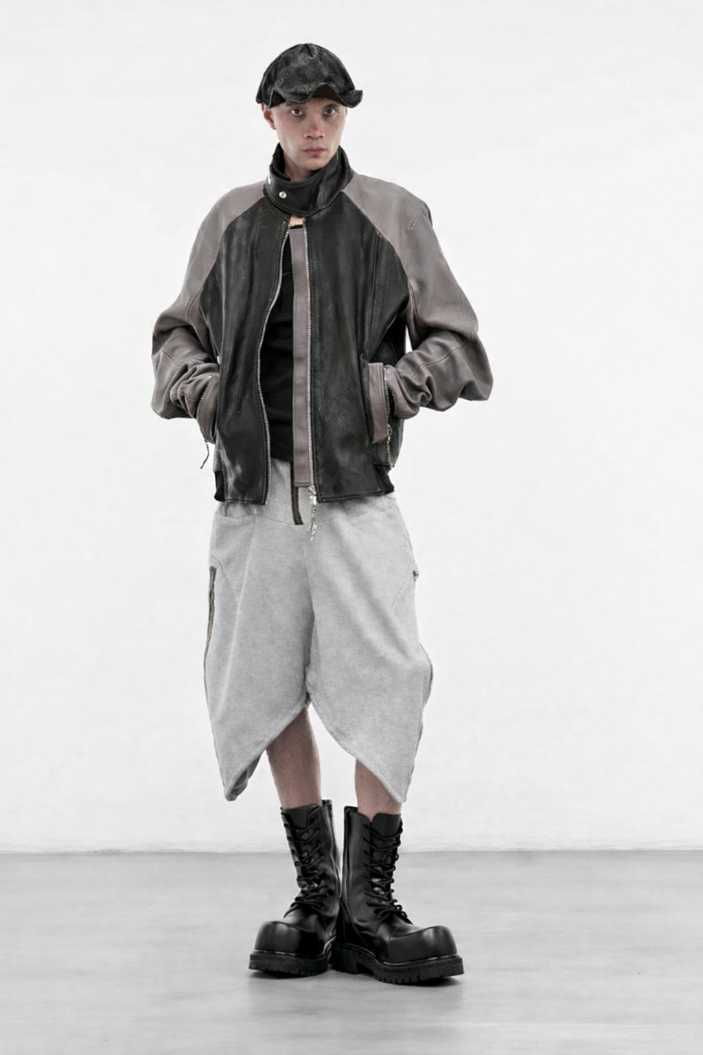 LIGHT GREY TWISTED SHORTS